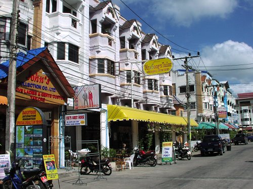 Der Ort Karon Beach
